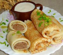 Блины с мясом и сметаной