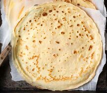 Блины с курицей, грибами, луком и сметаной
