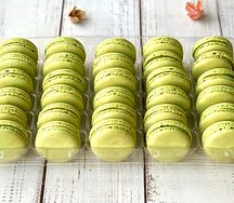 30 пирожных Макаруны фисташковые