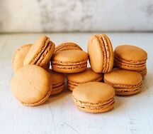 30 пирожных Макаруны карамельные