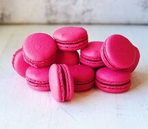 30 пирожных Макаруны малиновые