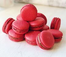 30 пирожных Макаруны Вишня