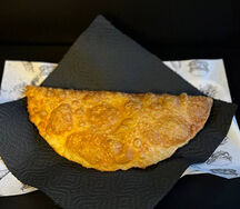 Чебурек с курицей, моцареллой, помидорами и грибами