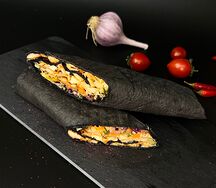 Шаурма с курицей в черном лаваше