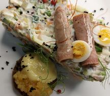 Оливье с говяжьим языком и щучьей икрой