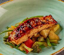 Стейк из лосося в апельсиновом терияки с овощами