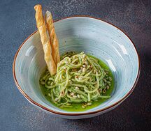 Спагетти с песто и кедровым орехом