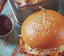 Бургер с рваной свининой в белой или чёрной булке