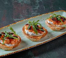 Брускетты с копченым лососем