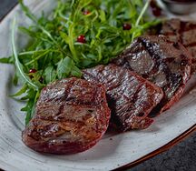 Медальоны из говяжьей вырезки с рукколой