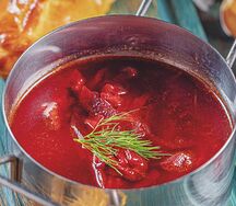 Борщ с говядиной со сметаной и пирожком с мясом