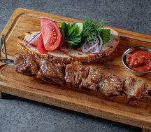 Шашлык из cвинoй шеи в маринаде с овощами