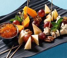 Сырная тарелка с винoградом, орехом и абрикосовым джемом