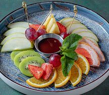 Фруктовое ассорти с горячим шоколадом