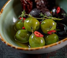 Оливки и маслины гигант с вялеными томатами