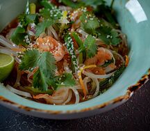 Тайская лапша с креветками Том ям