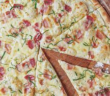 Пицца карбонара на пармезановом соусе