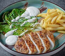 Куриная грудка гриль с салатом романо, соусом пармезан и картофелем фри