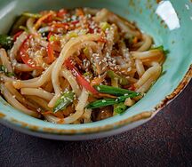 Лапша удон с овощами и соусом на выбор