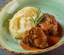 Томлёные телячьи щёчки в винно-розмариновом соусе с картофельным пюре