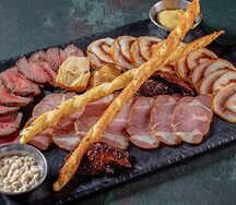 Мясное ассорти с горчицей и хреном