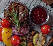 Филе-миньон с жареными овощами и брусничным соусом