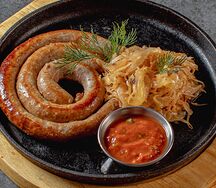 Колбаски свиные с тушёной квашеной капустой