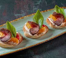 Брускетты с ростбифом из говядины