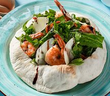 Салат Рукола с креветками, авокадо и сыром пармезан