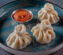 Хинкали ручной лепки с бараниной и соусом сацебели