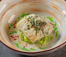 Запеченный лойн трески со шпинатным пюре и сливочным соусом