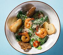 Салат Цезарь с креветками