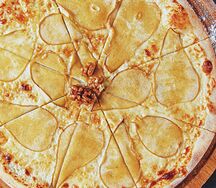 Пицца с грушей дорблю