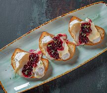Брускетты с запечённым камамбером и брусничным вареньем