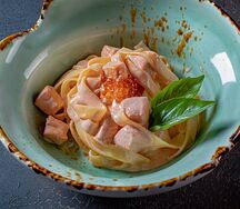 Тальятелле с лососем и красной икрой