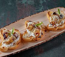 Брускетты с артишоками гриль и творожным сыром