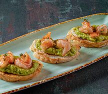 Брускетты с гуакамоле, креветками и руколой