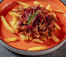 Запечённая рваная свинина с картофелем фри и брусничным соусом