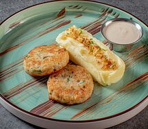 Куриные котлетки с зеленью, картофельным пюре и перечным соусом