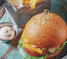 Бургер с хрустящей куриной котлетой