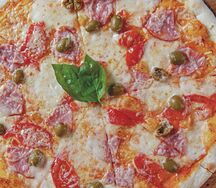 Пицца Тоскана с молодой моцареллой, ветчиной, помидорами и оливками