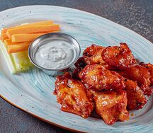 Крылья куриные бафало с овощными палочками и соусом блю чиз