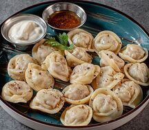 Пельмени сибирские со сметаной и перечным уксусом