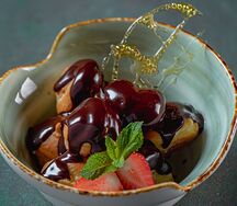 Мини-профитроли с ванильным кремом и горячим шоколадом