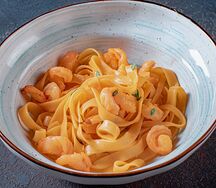 Тальятелле с креветками в чесночно-винном соусе