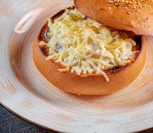 Жюльен с курицей и грибами в булочке