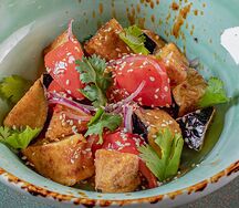 Тёплый салат с жареными баклажанами