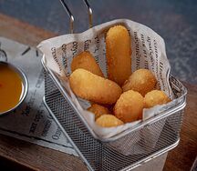 Сырные палочки в сухарях с персиковым соусом