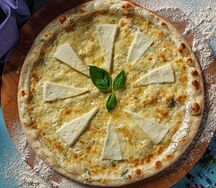 Пицца с домашними сырами