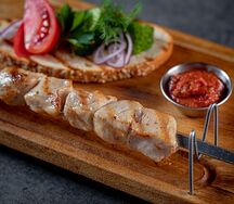 Шашлык из куриной грудки с овощами